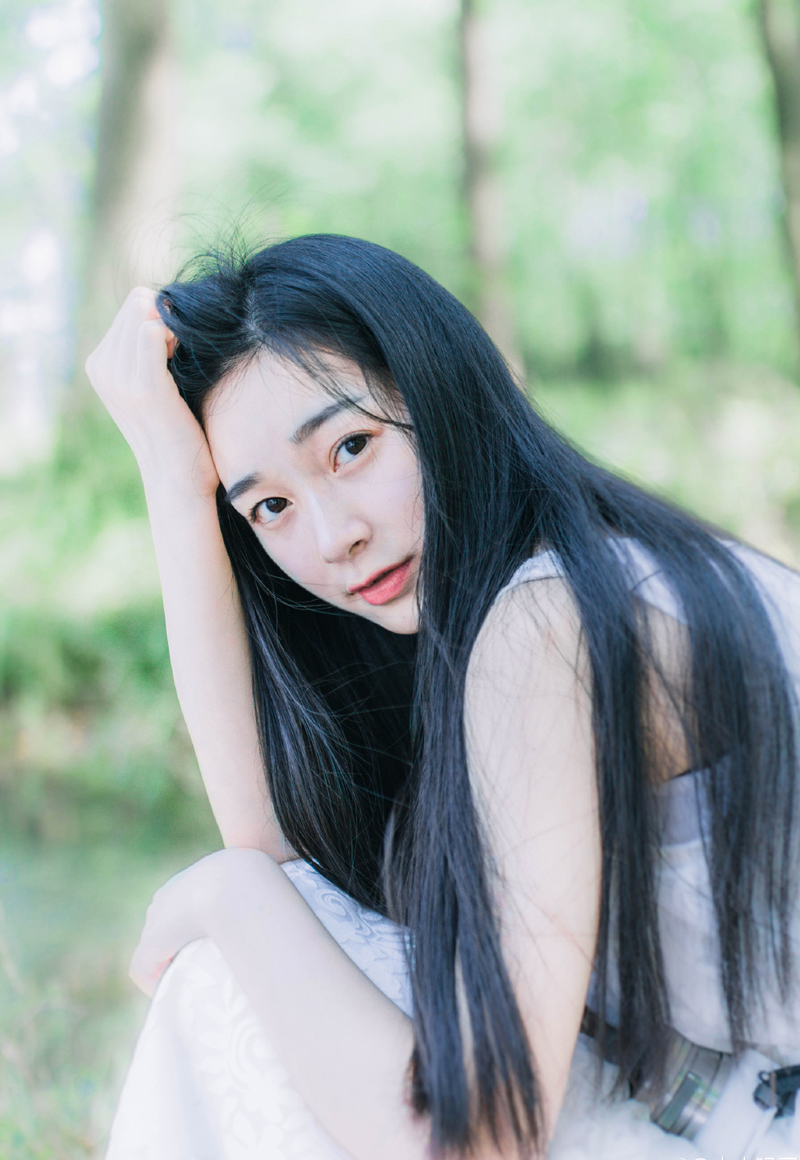不少人闻言，不禁哽咽起来，吕蒙沉声道：“我已派人去通知主公，都督的葬礼，当由主公来主持，请诸位稍安勿躁，相信主公，会给我们一个交代，给都督一个交代，我吕蒙发誓，有生之年，哪怕拼的这颗头颅不要，也定要为都督报仇。”